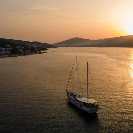 Apartments By The Sea Arbanija, Ciovo - 1085 Trogir Exterior foto